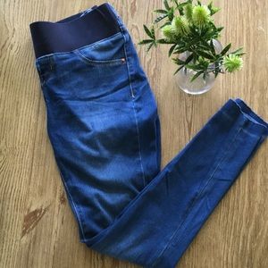 Old Navy Maternity Super Skinny 24/7 Rockstar jean